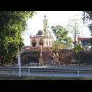 Vor dem Wat Pa Kham Hua Chang wird drei Mal gehupt